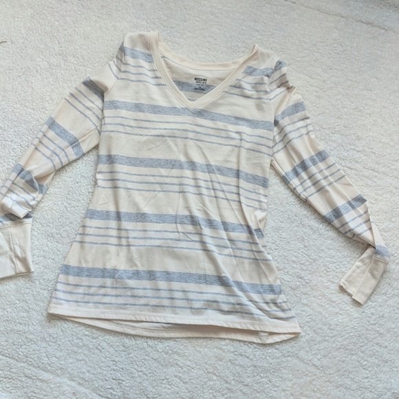 Mossimo Supply Co. Tops - mossimo vneck long sleeve tee